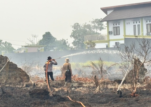 Satgas Polresta Lakukan Pemadaman dan Penyekatan Karhutla Seluas 2 Ha di Menteng XII