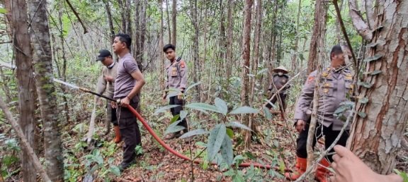 Polsek Bukit Batu Bersama Tim Gabungan Padamkan Karhutla di Marang Meski Akses Sulit & Minim Air