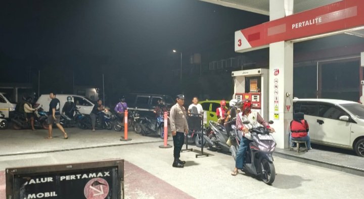 Polsek Pahandut Pastikan Tertib Antrean BBM SPBU Tjilik Riwut