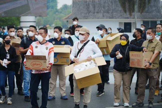 Bagikan Masker, Gubernur Kalteng: Penanganan Dampak Karhutla Perlukan Kolaborasi Seluruh Pihak