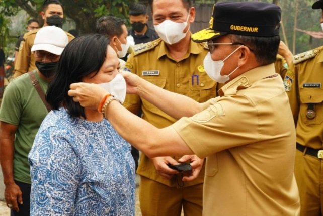 Gubernur Agustiar Serahkan 179 KHBS & 200 Sembako kepada Warga Sei Gohong