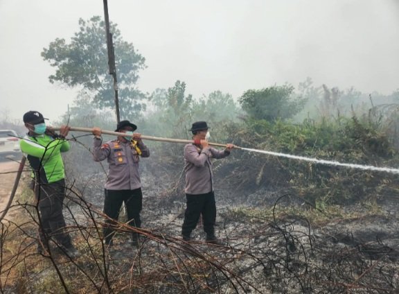 Kapolresta Palangka Raya Pimpin Pemadaman & Pendinginan Karhutla di Manduhara