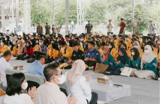 Gubernur Agustiar Sabran Berdialog & Salurkan Bantuan Pangan kepada Mahasiswa Terdampak Karhutla