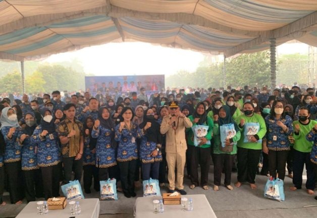 Ringankan Beban ASN di Tengah Karhutla, Gubernur Serahkan 4 Ribu Paket Sembako