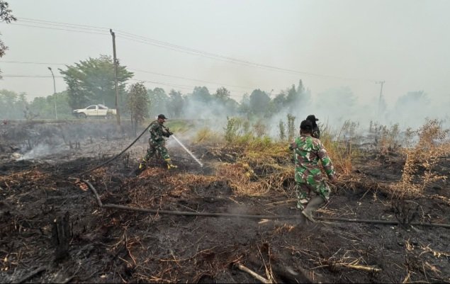 Satgas Karhutla Kodim 1016/Plk Laksanakan Pemadaman & Pendinginan di Jalan Soekarno