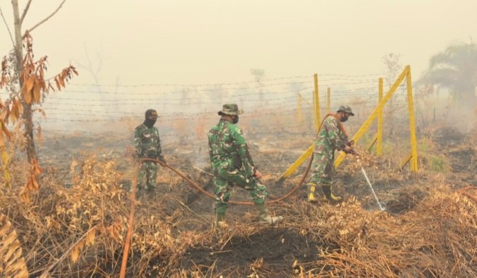 Anggota Kodim 1016/PlkTerus Laksanakan Pembasahan di Lokasi Terdampak Karhutla