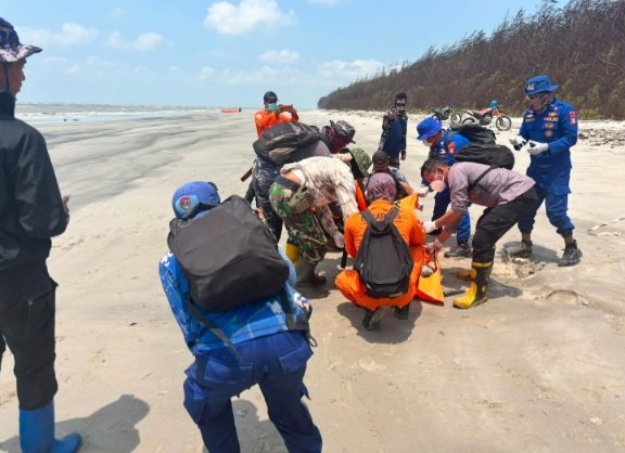 Petugas Evakuasi Dua Jenazah di Pesisir Seruyan, Diduga Penumpang KM Virgo Transport 8