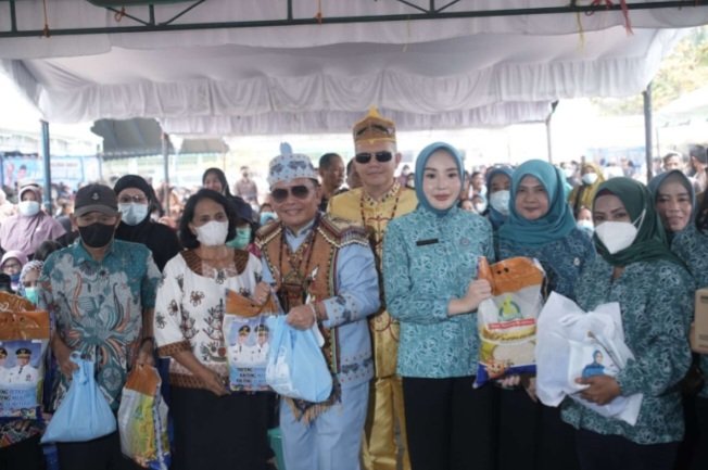 Gubernur Salurkan 6000 Paket Sembako & 560 LPG 3 Kg untuk Warga Barsel