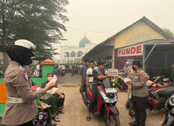 Polwan Polresta Palangka Raya Patroli Bawi Bajenta & Bagikan Masker kepada Warga