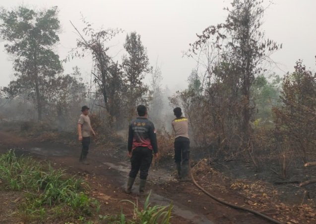 Kapolsek Pahandut Pimpin Pemadaman Karhutla di Jalan Diklat