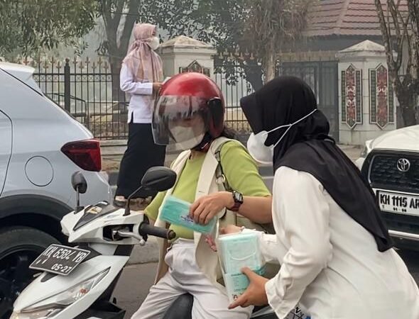 Di Tengah Kabut Asap Karhutla, BPN Kalteng Bagikan Masker untuk Warga Palangka Raya﻿