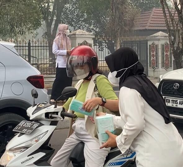 Di Tengah Kabut Asap Karhutla, BPN Kalteng Bagikan Masker untuk Warga Palangka Raya﻿