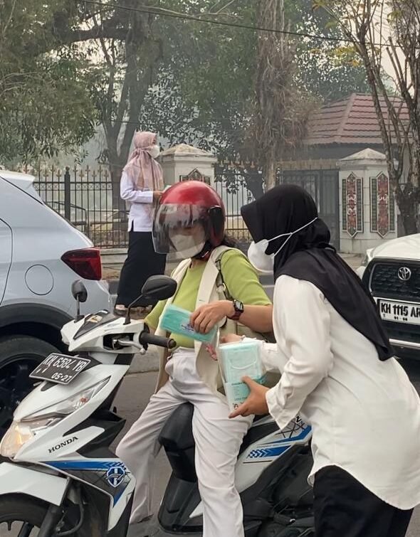 Di Tengah Kabut Asap Karhutla, BPN Kalteng Bagikan Masker untuk Warga Palangka Raya﻿