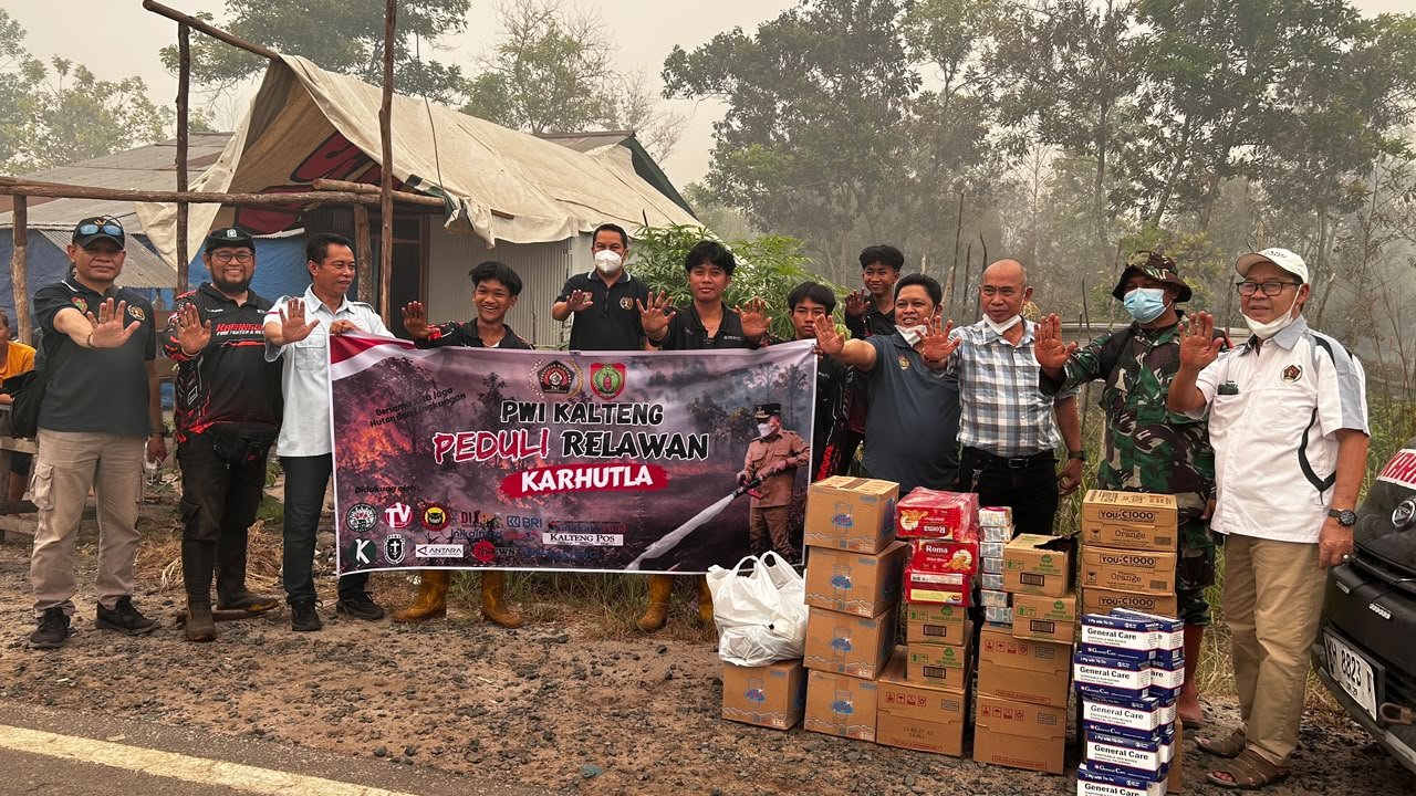 PWI Kalteng Salurkan Bantuan untuk Relawan Karhutla di Palangka Raya