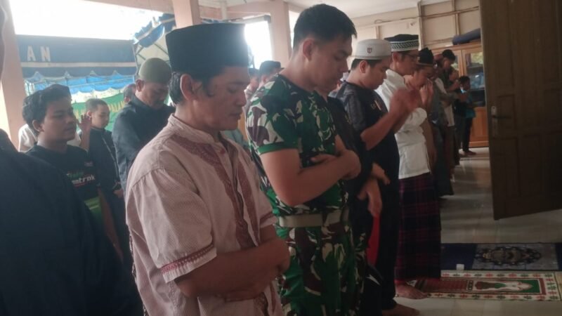 Perkuat Keimanan, Anggota Satgas TMMD Kodim 1016/Plk Sholat Jumat Bersama Warga