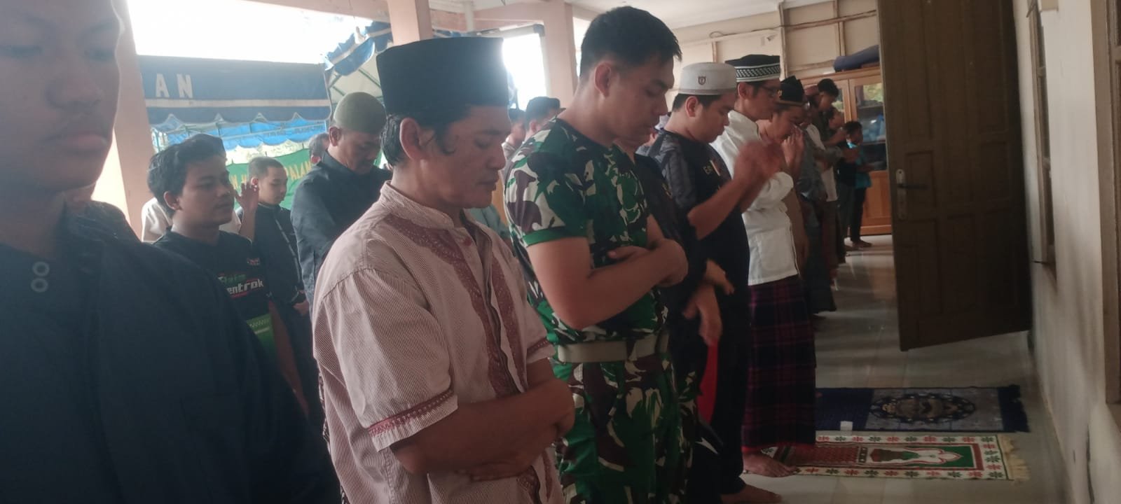 Perkuat Keimanan, Anggota Satgas TMMD Kodim 1016/Plk Sholat Jumat Bersama Warga
