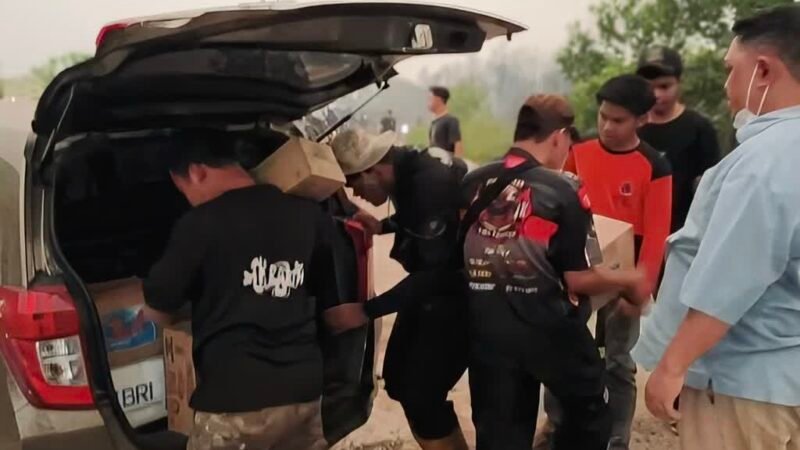 Peduli Pejuang Karhutla, PWI Kalteng Salurkan Air Minum dan Suplemen untuk Relawan