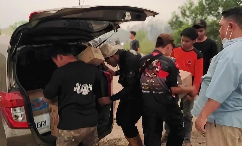 Peduli Pejuang Karhutla, PWI Kalteng Salurkan Air Minum dan Suplemen untuk Relawan
