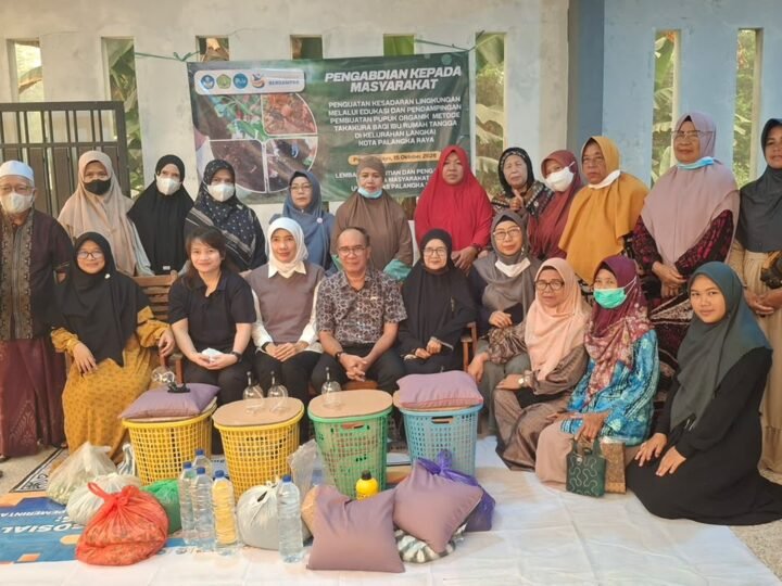 LPPM UPR Ajari Ibu Rumah Tangga di Palangka Raya Olah Sampah Jadi Pupuk Organik