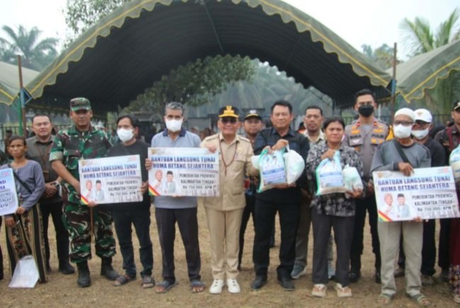 Warga Tiga Kecamatan di Seruyan Terima Bantuan Gubernur Agustiar Sabran