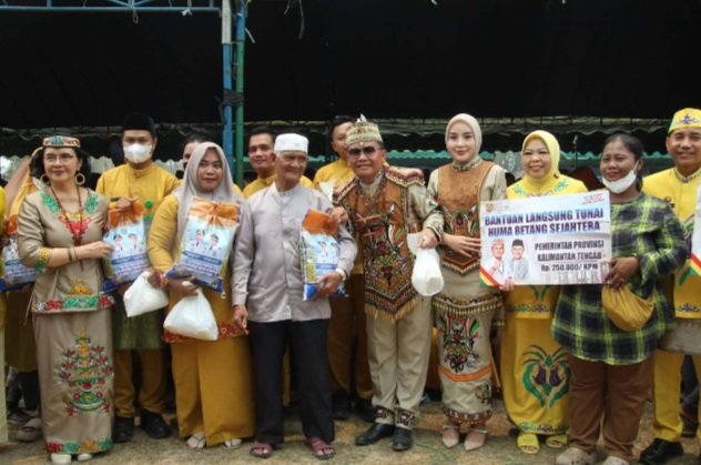 Gubernur Serahkan BLT KHBS & Ribuan Paket Bantuan Pangan kepada Warga Kobar