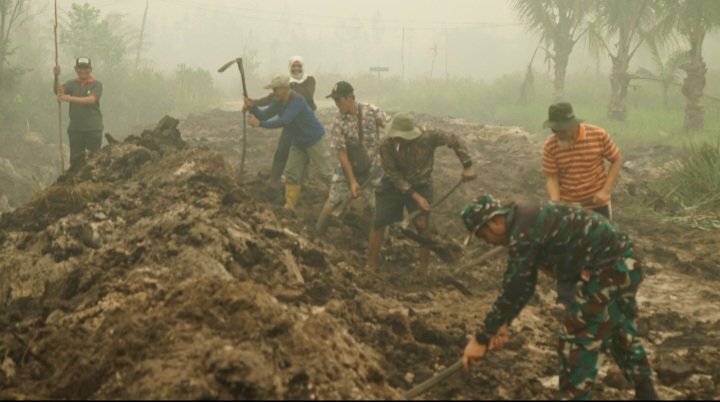 Pererat Kebersamaan, Satgas TMMD Bersama Warga Gotong Royong Pembuatan Drainase