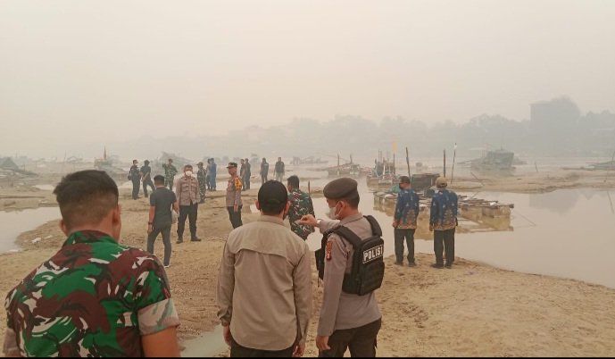 Polres Katingan & Tim Gabungan Sosialisasikan Larangan PETI Di Bawah Jembatan Katingan
