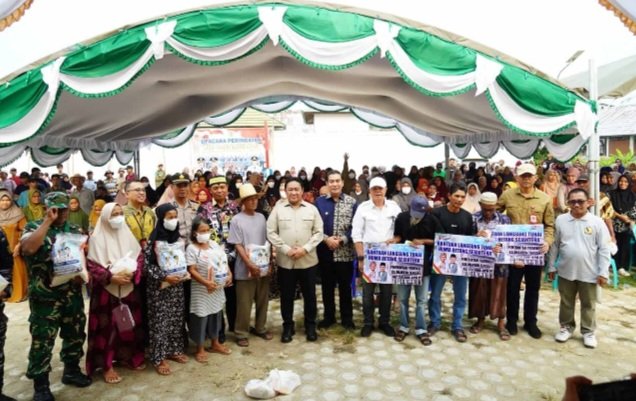 Pemprov Serahkan Bantuan Pangan, BLT KHBS & Air Bersih kepada Warga Kahayan Kuala