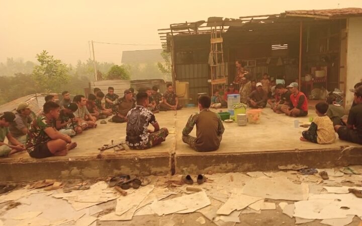 Pererat Keakraban, Anggota Satgas TMMD Kodim 1016/Plk Makan Siang Bersama Warga