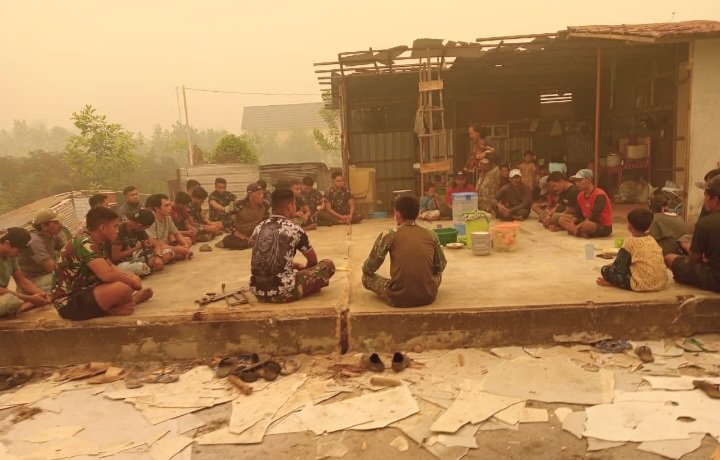 Pererat Keakraban, Anggota Satgas TMMD Kodim 1016/Plk Makan Siang Bersama Warga