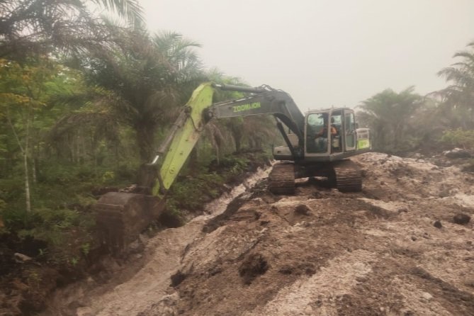 Alat Berat Dikerahkan, Percepatan Pengerjaan Drainase Sasaran TMMD Kodim 1016/Plk