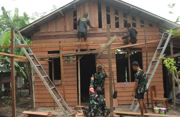 Warga Antusias Gotong Royong Bantu Rehab Rumah Tidak Layak Huni Program TMMD