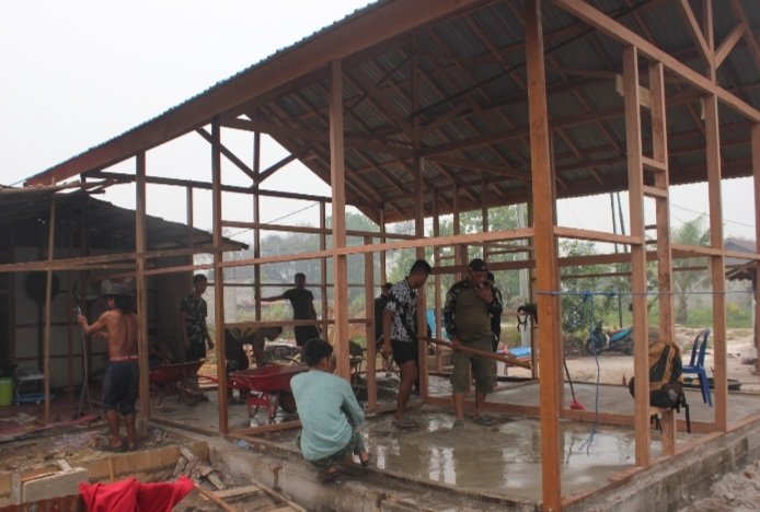 Pengecoran RTLH, Satgas TMMD Bersama Warga Terus Percepat Pembangunan Rumah