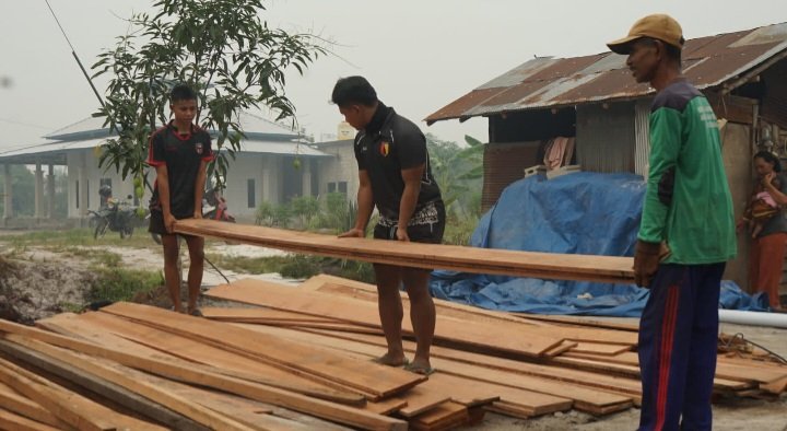 Semangat Kebersamaan, Anggota Satgas TMMD & Warga Bahu Membahu Angkut Material RTLH