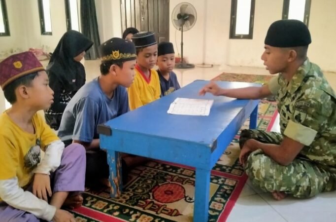 Di Sela Kegiatan TMMD, Anggota Satgas Ajarkan Anak-anak Mengaji