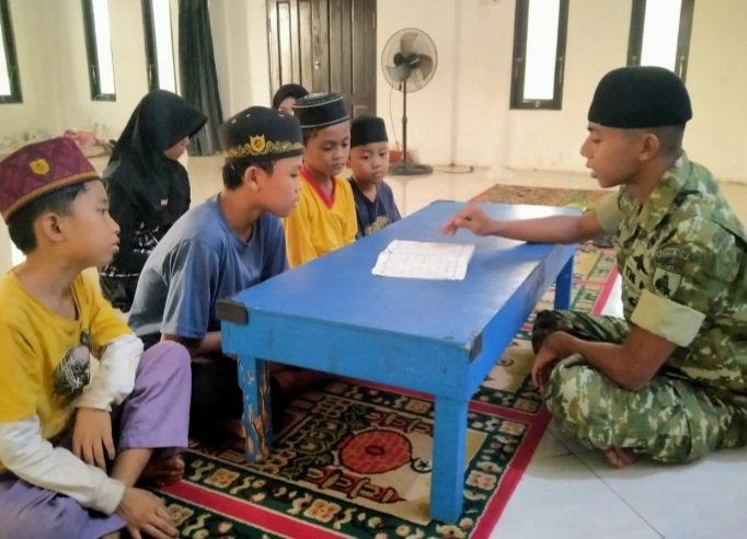 Di Sela Kegiatan TMMD, Anggota Satgas Ajarkan Anak-anak Mengaji
