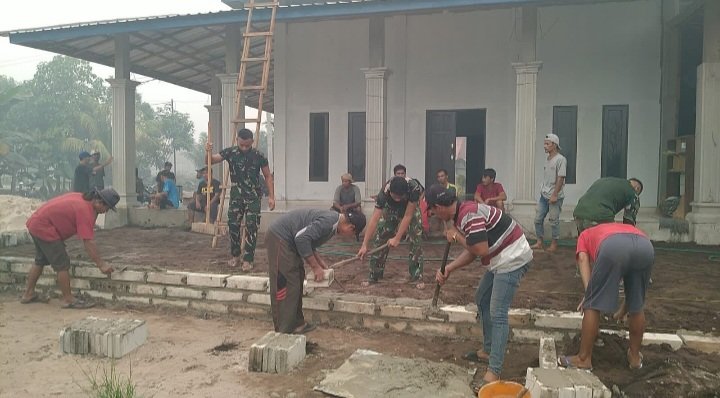 Tingkatkan Kenyamanan Warga Beribadah, Satgas TMMD Bantu Pembangunan Teras Mushola