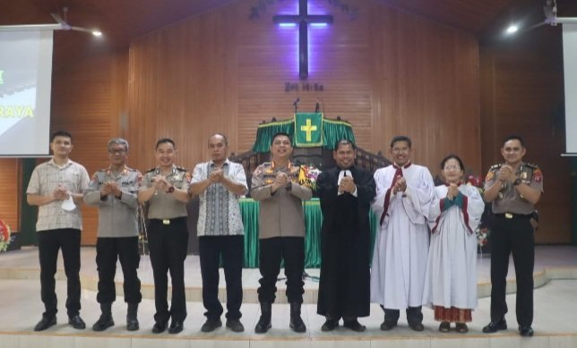 Momen Minggu Kasih, Kapolresta Palangka Raya Kunjungi Gereja HKBP Ress