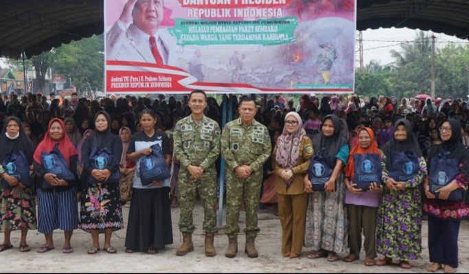 Dandim 1016/Plk Dampingi Pangdam XXII/TB Salurkan Banpres kepada Masyarakat Terdampak Karhutla
