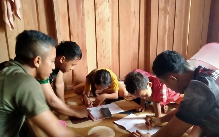 Wujud Kepedulian TNI, Satgas TMMD Kodim 1016/Plk Bantu Anak Belajar di Sela Rehab RTLH