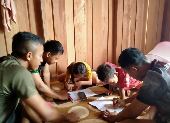 Wujud Kepedulian TNI, Satgas TMMD Kodim 1016/Plk Bantu Anak Belajar di Sela Rehab RTLH