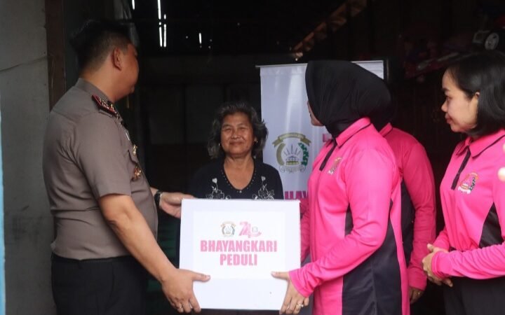 Empati dengan Warga, Gerakan Bhayangkari Peduli Polresta Palangka Raya Hadir Serahkan Bansos
