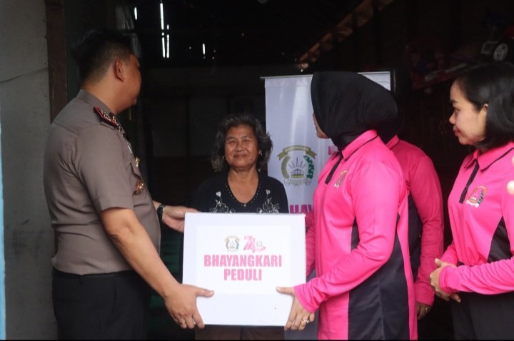 Empati dengan Warga, Gerakan Bhayangkari Peduli Polresta Palangka Raya Hadir Serahkan Bansos