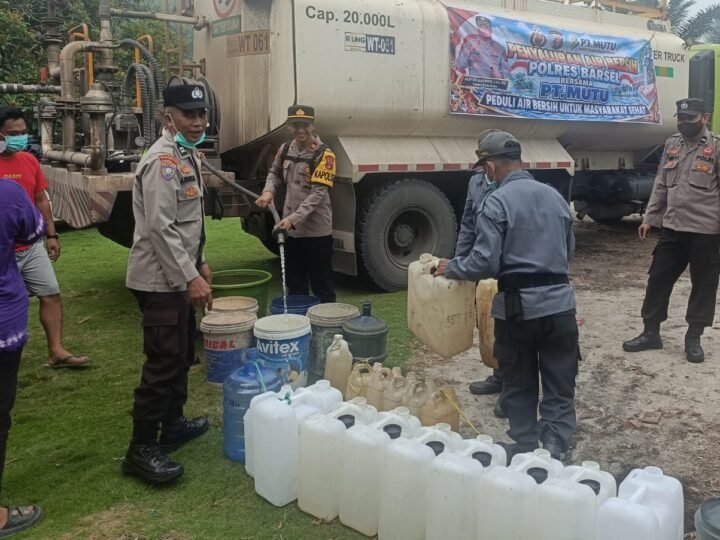 Saat Kemarau Melanda, Polisi Antar 20 Ribu Liter Air untuk Warga Sarimbuah