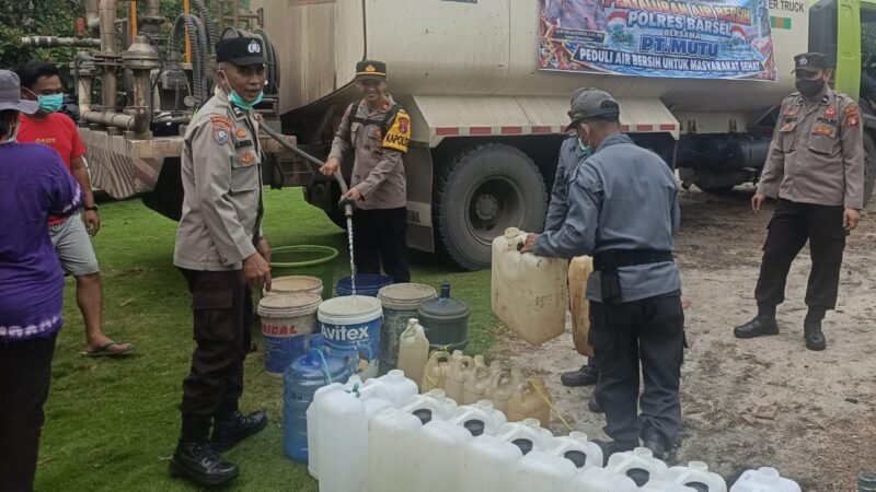Saat Kemarau Melanda, Polisi Antar 20 Ribu Liter Air untuk Warga Sarimbuah