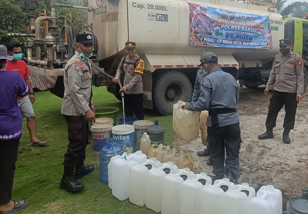 Saat Kemarau Melanda, Polisi Antar 20 Ribu Liter Air untuk Warga Sarimbuah
