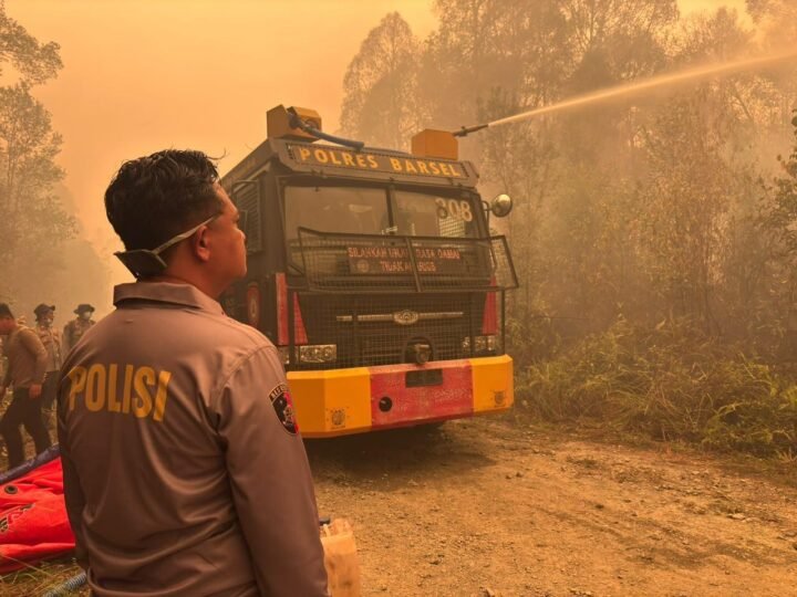 Kapolres Pimpin Pemadaman Karhutla di Barito Selatan